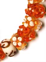 Набор стеклянных бусин лэмпворк (lampwork)  «Оранжевые и белые цветы»