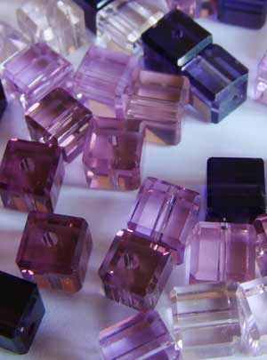 Бусины стеклянные кубики 6 мм. Цвет – лиловый микс