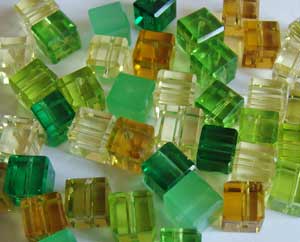 Бусины стеклянные кубики 6 мм. Цвет – зеленый микс